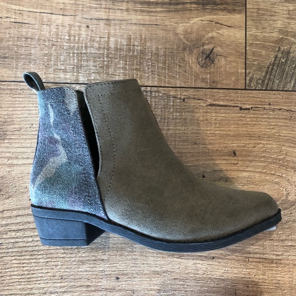 Kids Shield by Corkys in Camo. - Picture 2 of 3